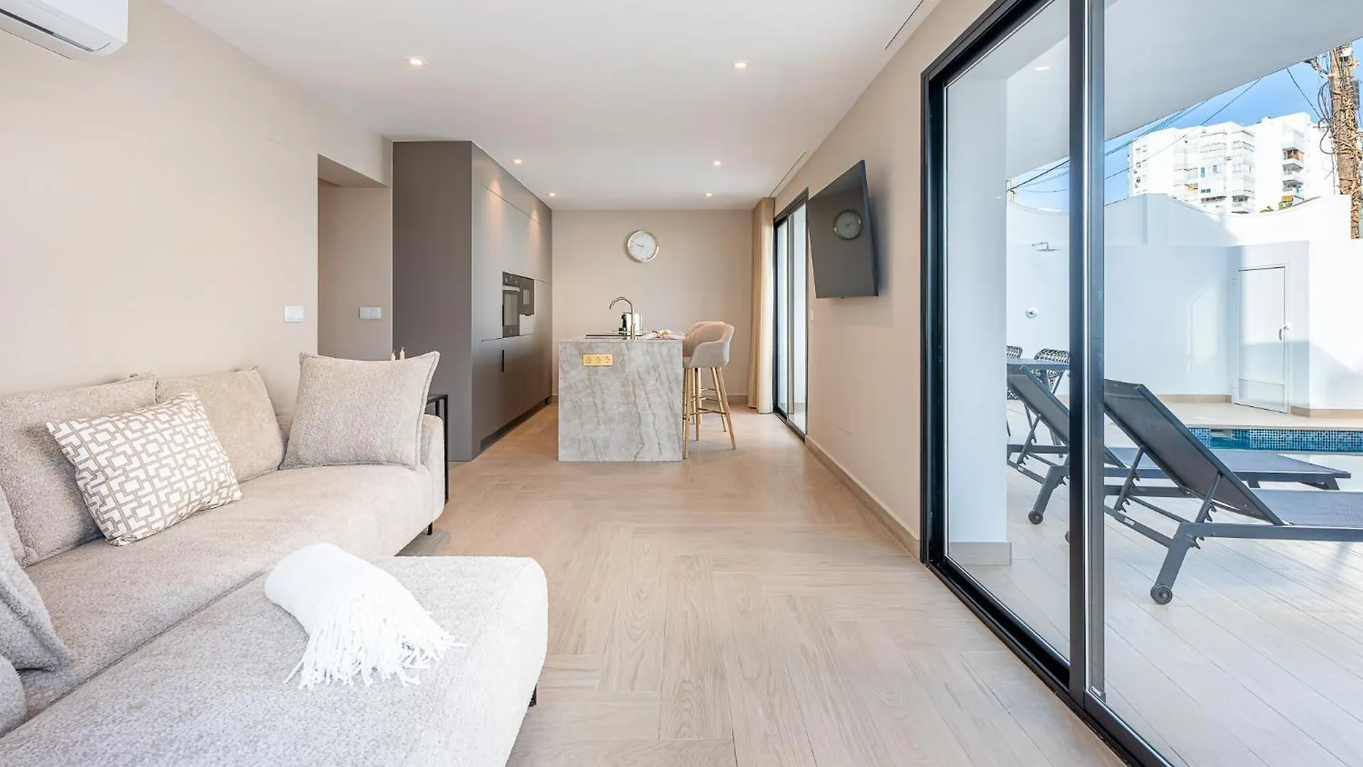 Malaga Benalmadena Vacation Rentals Five Minutes From The Port Of Benalmadena Beach Pool And Sun Appartement