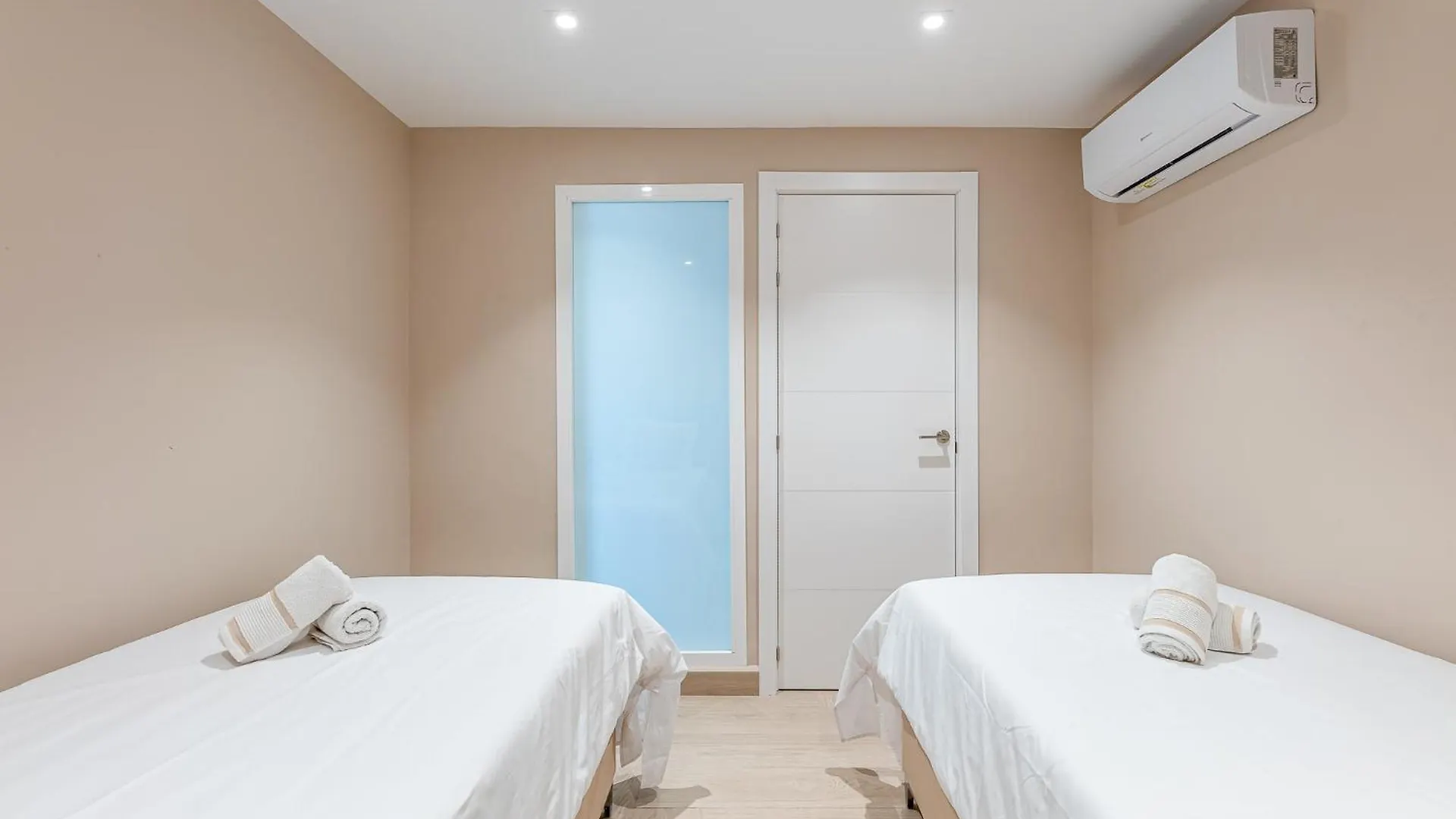 아파트 Malaga Benalmadena Vacation Rentals Five Minutes From The Port Of Benalmadena Beach Pool And Sun 스페인